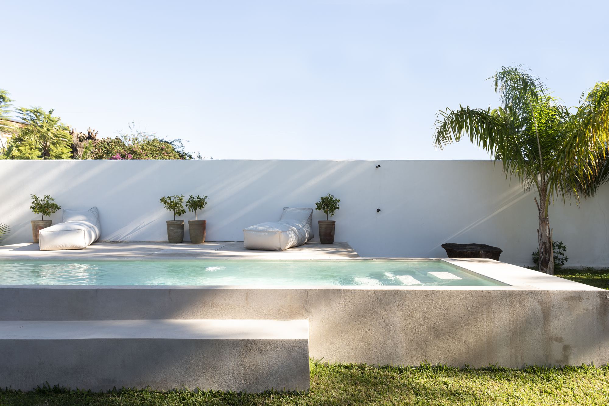 Villa privata a Palermo — piscina e corte esterna