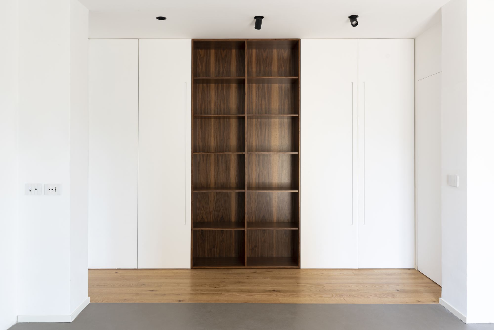 Residenza privata — armadiature e libreria in noce