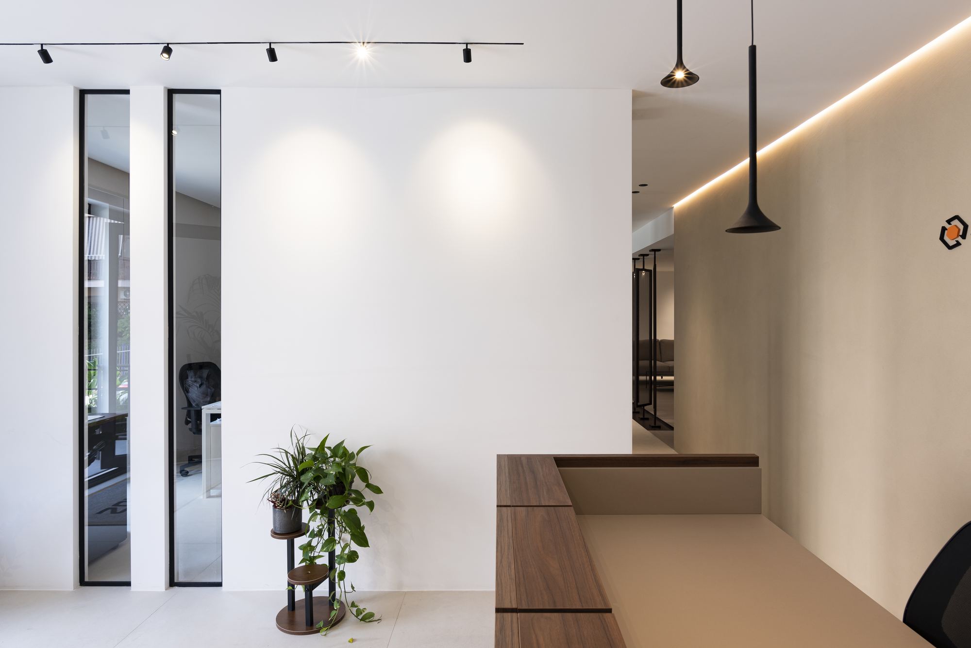 Reception con bancone in noce