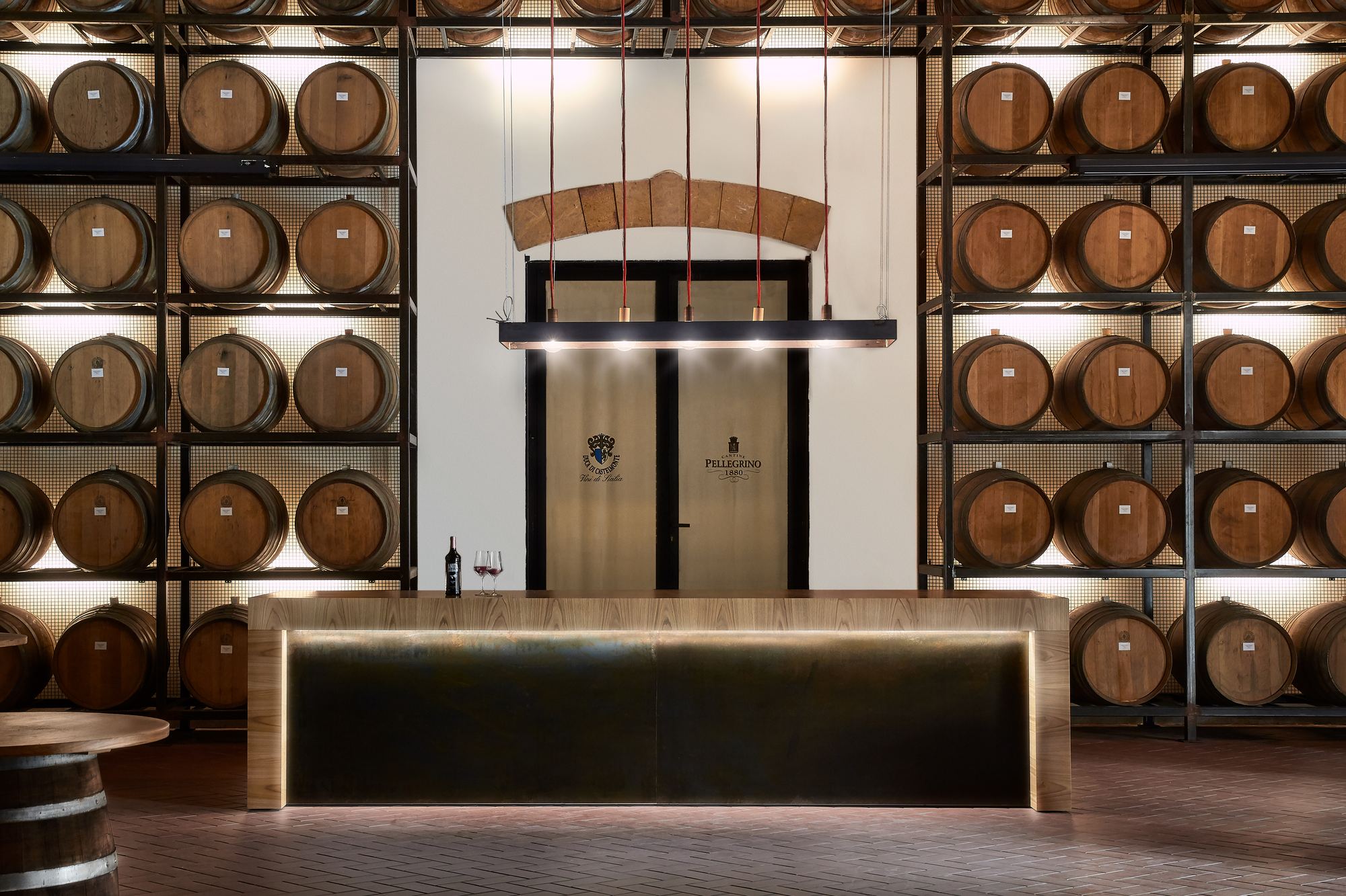 Sala degustazione con barricaia a vista