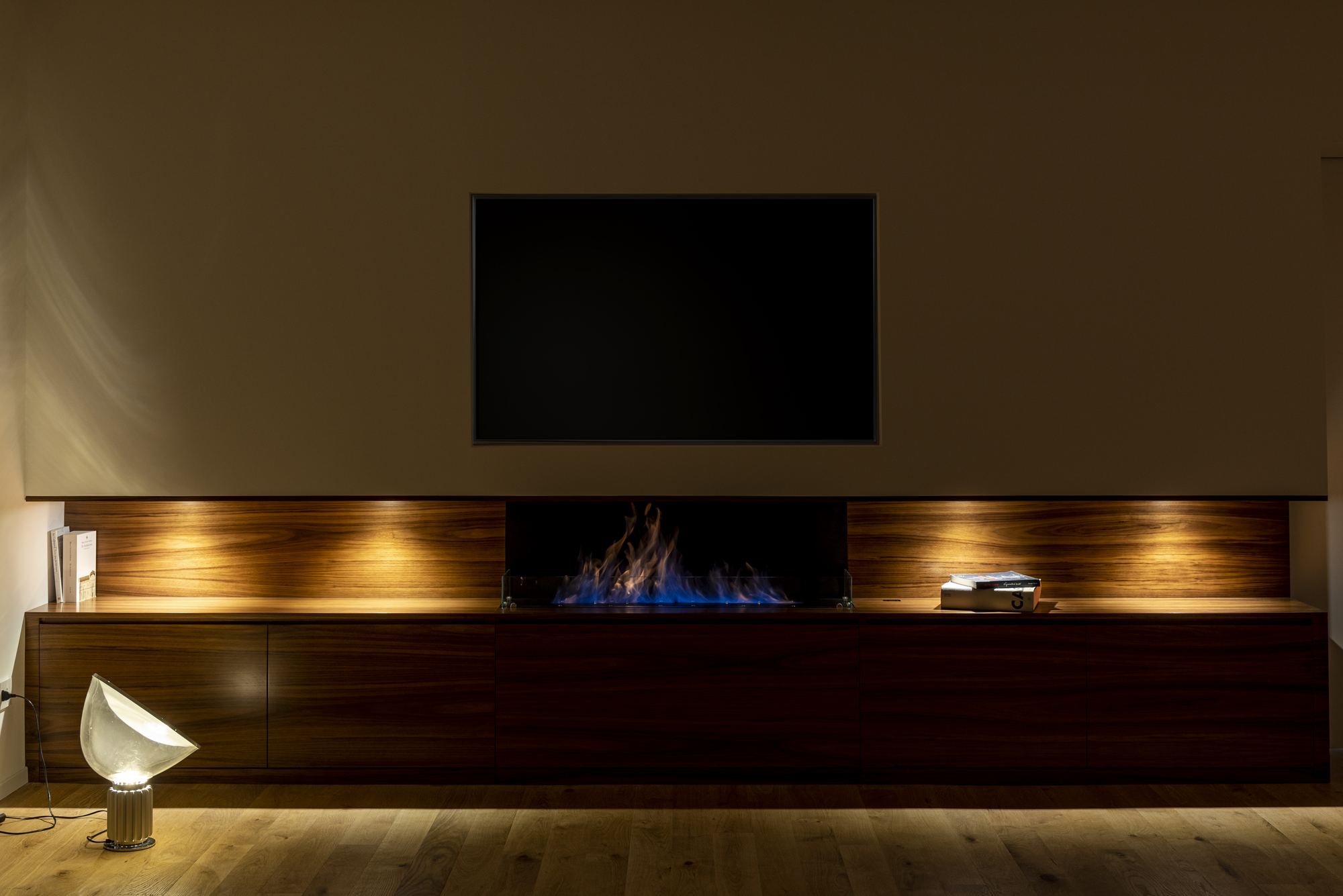 Living con camino, atmosfera notturna
